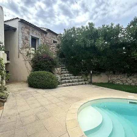 Con Piscina A Villa
