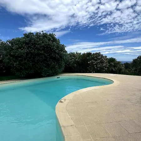 Villa Con Piscina A *